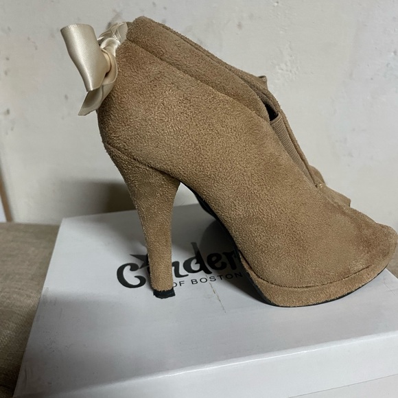 Cinderella of Boston tan suede heels with peep toe and bow detail 3W - Picture 4 of 6